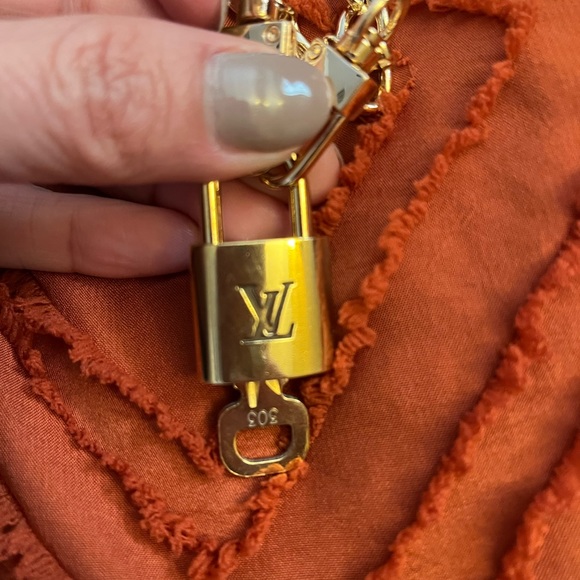 Louis Vuitton lock and key 303 on chain - Picture 4 of 6